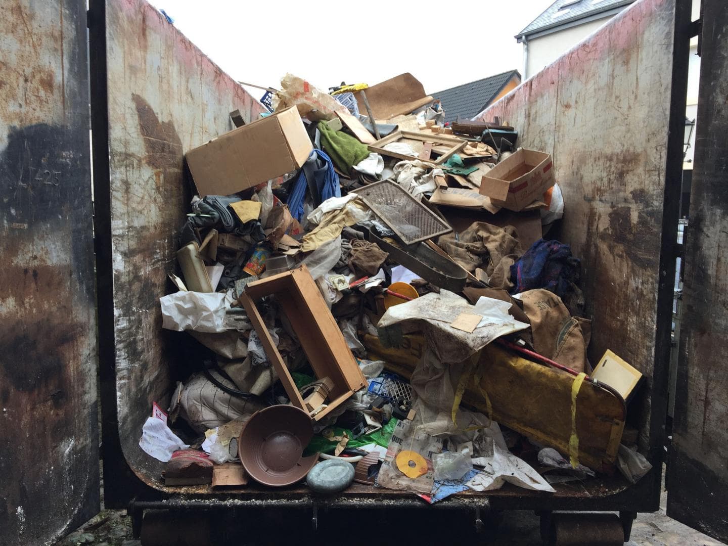 Benne remplie d'encombrants avant le tri et le recyclage