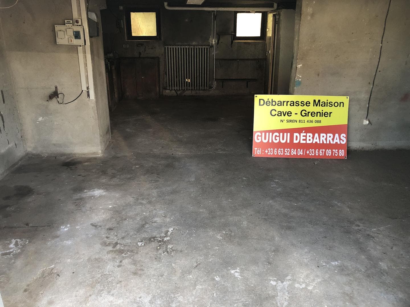 Local vidé et balayé à la fin d'un débarras